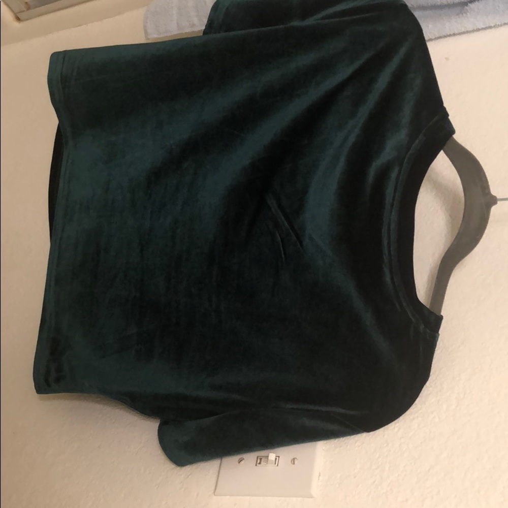 dark green short sleeve crop top